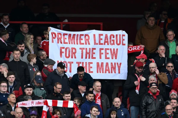 Imagem colorida de estádio da Premier League- Metrópoles