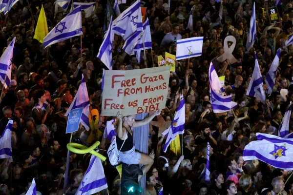 Pessoas segurando cartaz