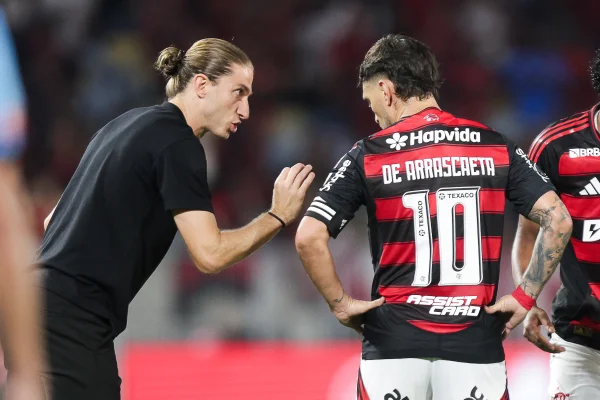 Imagem colorida do treinador Filipe Luís