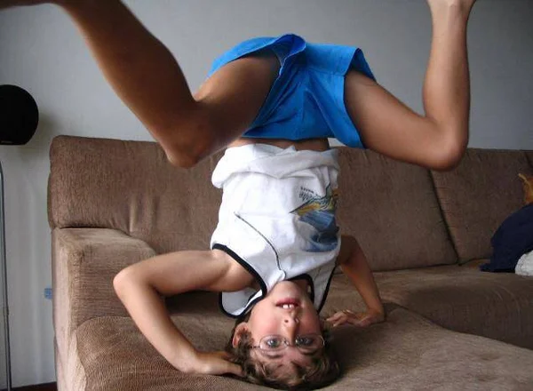 Foto mostra Felipe Tozzini, que é superdotado, platnando bananeira no sofá de casa em 2006