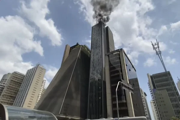 Incêndio atinge prédio comercial na Avenida Paulista