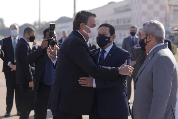 Após meses distantes, Bolsonaro e Mourão se reaproximam