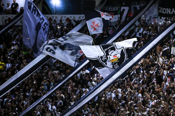 Foto colorida da torcida do Vasco jogo contra o Atlético-MG em São Januário - Metrópoles