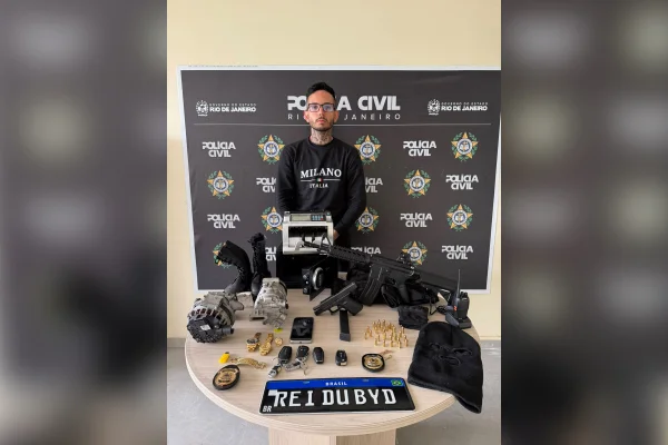 Influenciador é preso com arma de PF, BMW e distintivos falsos no Rio