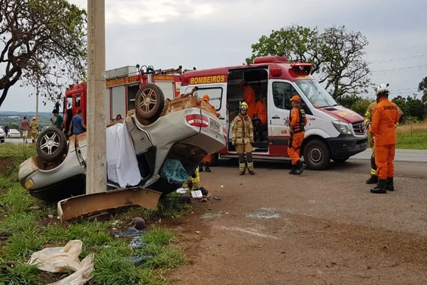 DF: carro bate em poste e mulher de 54 anos morre na hora