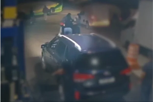 Imagem colorida de três mulheres brigando enquanto outras pessoas tentam separar - Metrópoles