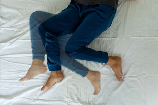 Foto de pernas em movimento em cama - Metrópoles