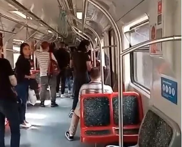 Imagem colorida mostra passageiros dentro de vagão de trem - Metrópoles
