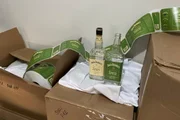 Milhares de rótulos e itens falsos usados na fabricação de bebidas adulteradas foram apreendidos