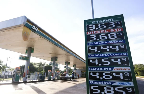 Da noite para o dia, preço do litro da gasolina sobe mais de 11% no DF
