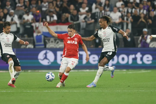 Foto colorida do jogo entre Corinthians e Internacional - Metrópoles