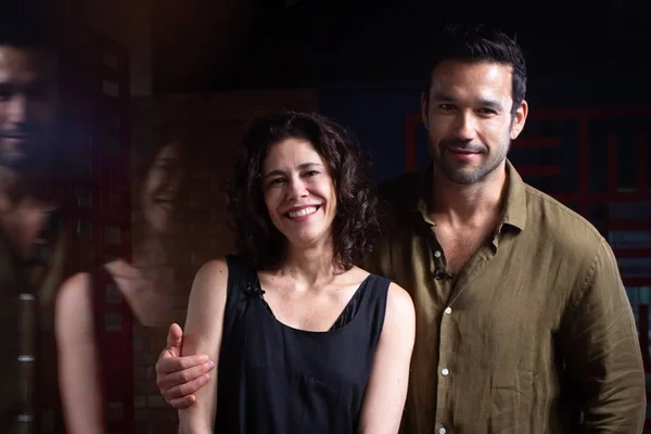 Sergio Marone e Juliana Martins em foto colorida, na redação do Metrópoles - Metrópoles