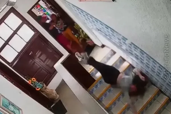 Imagem colorida, Vídeo: advogada é jogada de escada por filho de síndica durante briga - Metrópoles