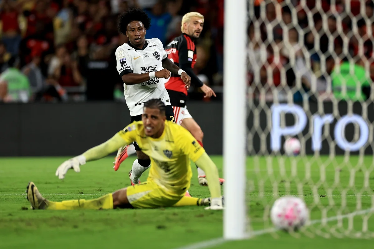 Arrascaeta marca para o Flamengo diante do Atlético-MG Arrascaeta marca para o Flamengo diante do Atlético-MG
