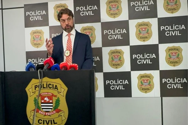 Imagem colorida mostra o delegado Fernando David, do 3° Departamento de Investigações Gerais (DIG) do Departamento Estadual de Investigações Criminais (Deic), responsável pela prisão do influenciador Hytalo Santos - Metrópoles