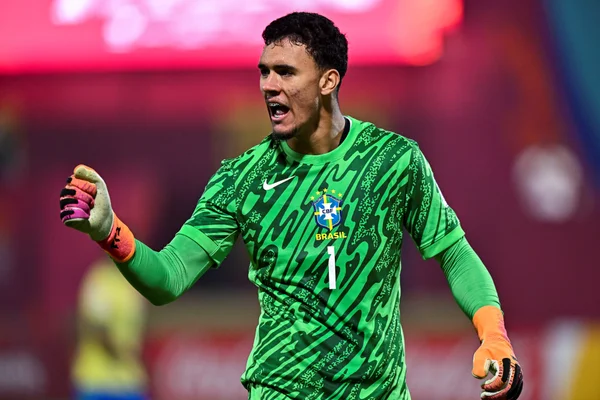 Foto colorida de João Pedro, goleiro da Seleção Brasileira Sub-17 - Metrópoles