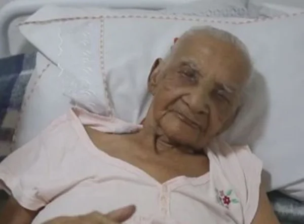 Idosa deitada de olhos fechados
