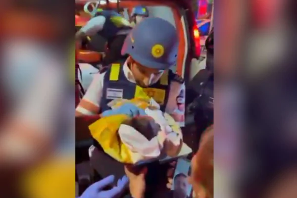 Imagem colorida,bebê de seis dias é resgatado dos destroços após ataques do Irã- Metrópoles