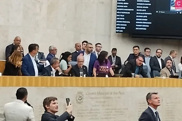 Vereadores em sessão que aprovou em primeiro turno o reajuste de 2,6% aos servidores municipais