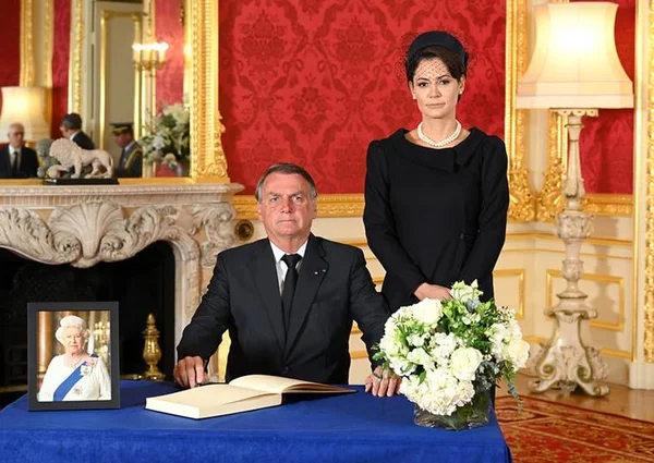 Fotos: chefes de Estado assinam livro de condolências de Elizabeth II