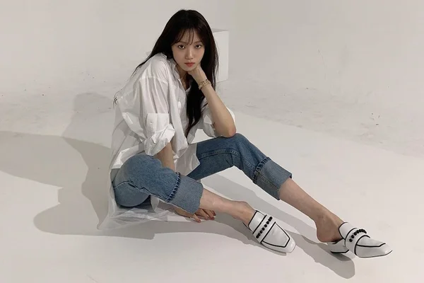Lee Sung-kyung com camisa branca e calça jeans