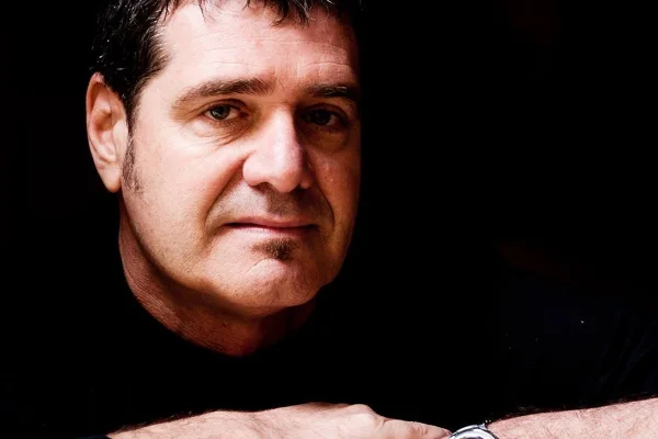 Toni Venturi posa de camiseta preta - Metrópoles