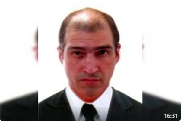 homem de terno preto
