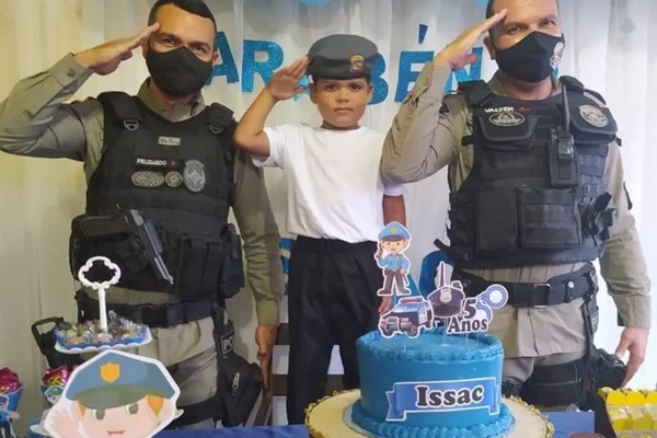 Policiais fazem surpresa para garoto que sonha em seguir carreira militar