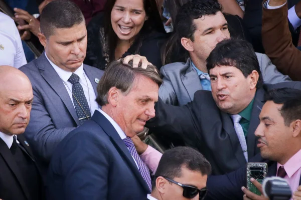 Bolsonaro diz que concedeu graça a Silveira para “dar exemplo ao STF”