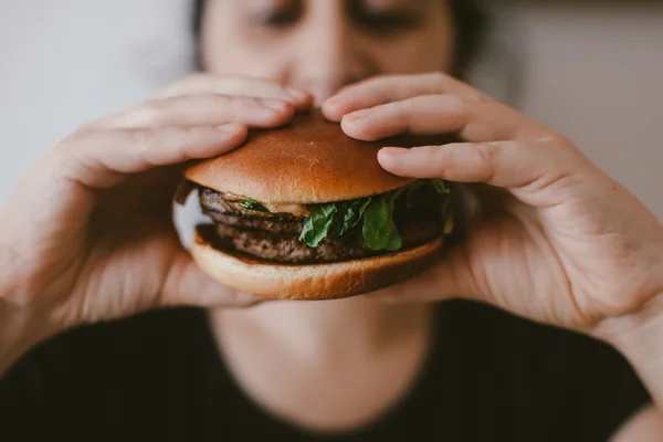 Pressão de prazos empurra pessoas para junk food, diz estudo