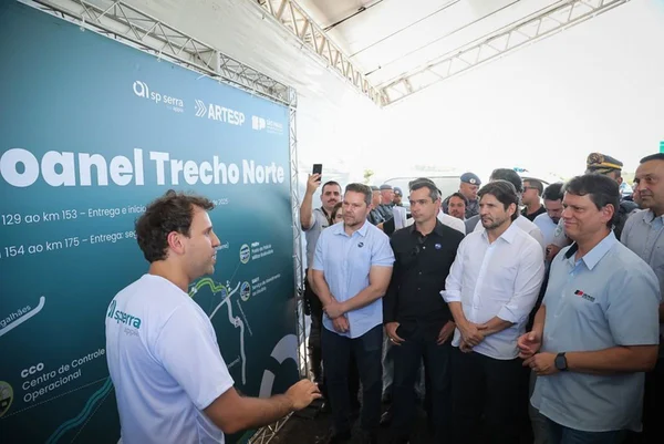 Foto colorida de Tarcísio de Freitas inaurando trecho norte do Rodoanel - Metrópoles