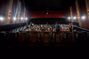 Convidados prontos para assistirem o filme