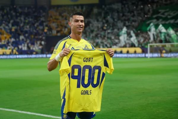 Foto colorida de Cristiano Ronaldo com camisa comemorativa de 900 gols, GOAT - Metrópoles