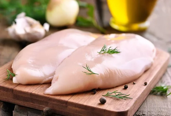 Anvisa proíbe lote de peito de frango por risco de meningite