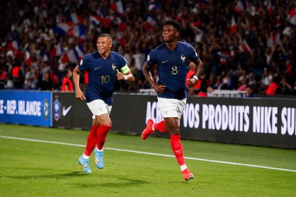 Imagem colorida de Mbappé e Tchouaméni correndo - Metrópoles