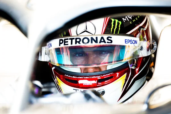 Hamilton supera Verstappen e é o mais rápido em treino encurtado