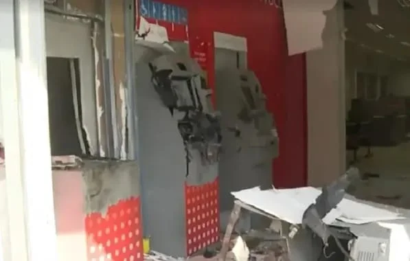 Homens armados invadem banco e explodem caixa eletrônico na Bahia
