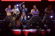 Katy Perry ao lado de dançarinos