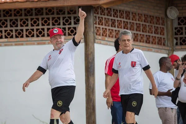 Lula erra pênalti, mas ganha segunda chance e marca gol em jogo do MST