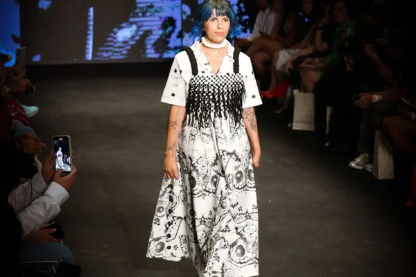 Do TikTok às passarelas: Juliana Santos estreia na SPFW 54. Veja fotos