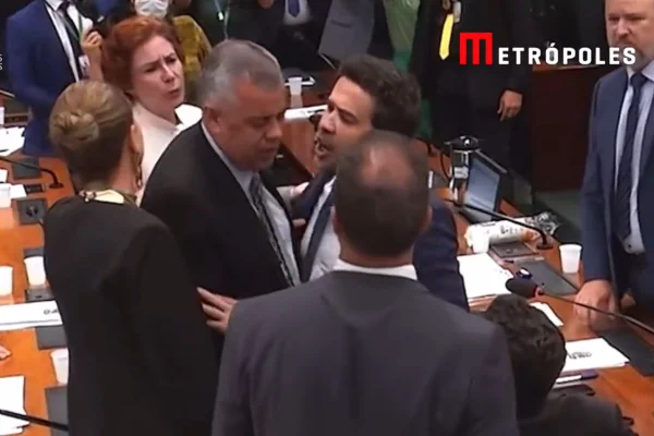 imagem colorida mostra briga de deputados Janones - Metrópoles