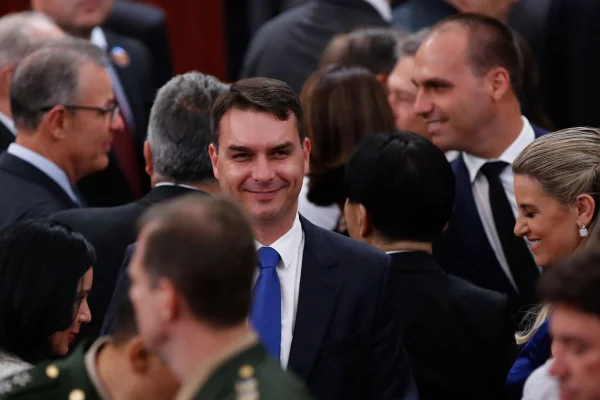 PEC de Flávio Bolsonaro dificulta desapropriação de terras