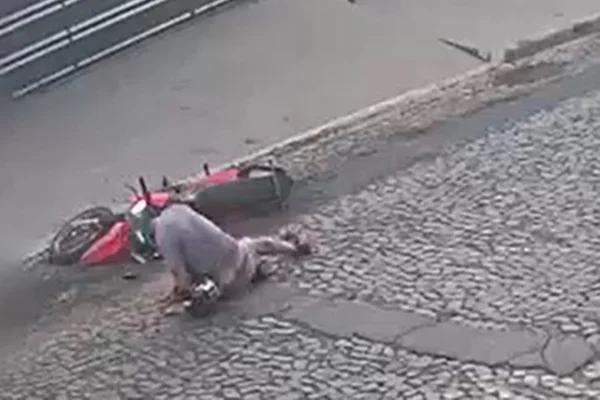 Imagem mostra motociclista caído em rua após assediar mulher que voltava da academia - Metrópoles