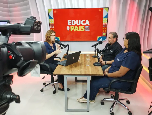 Foto colorida da gravação do sétimo episódio do videocast EducaPais - Metrópoles