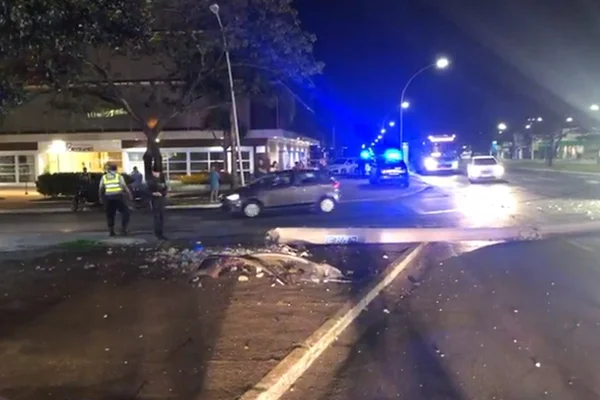 Poste derrubado por criminosos na fuga