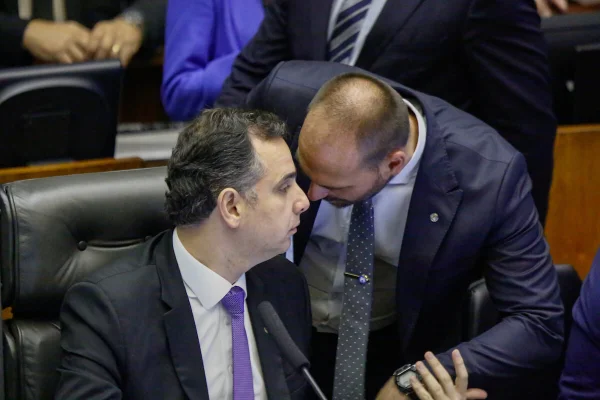 O presidente do Senado, Rodrigo Pacheco, conversa com o deputado Eduardo Bolsonaro durante sessão do Congresso