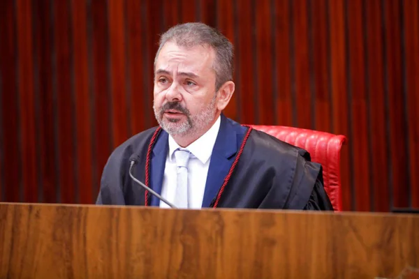 Foto colorida do vice-procurador-geral Eleitoral Alexandre Espinosa Bravo Barbosa