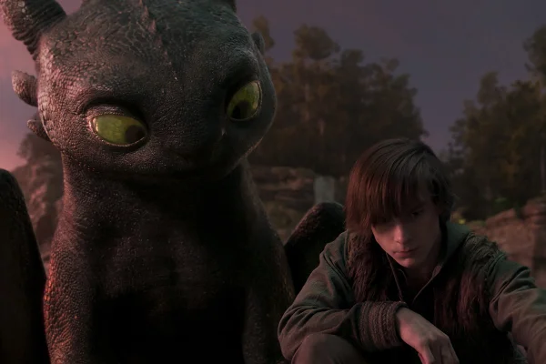 Soluço (Mason Thames) e o Fúria da Noite, Banguela, no live-action Como Treinar o Seu Dragão