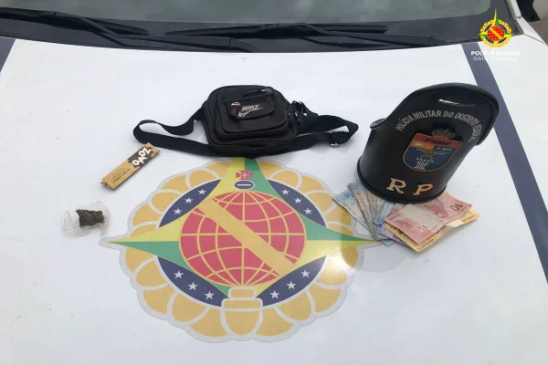 Menino de apenas 12 anos é flagrado vendendo drogas em frente a escola