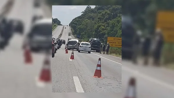 Registro colorido de acidente automotivo na BR-277. Imagem mostra via parcialmente bloqueada e carro sendo erguido por guincho